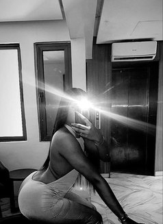 Kelly - escort in Nairobi Photo 3 of 4