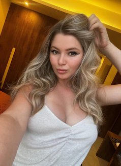 Kelly - escort in Al Manama Photo 5 of 5