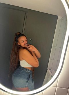 Kelly - escort in Pune Photo 1 of 8