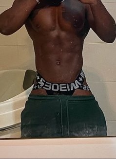 Kelvin - Acompañantes masculino in Dubai Photo 3 of 6