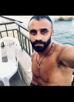 Kenan - Male companion in Beirut Photo 2 of 3