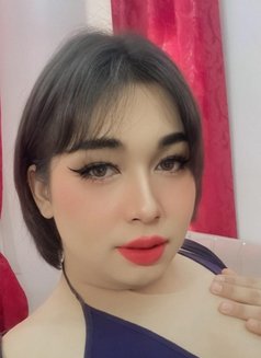 Kendall - Transsexual escort in Şalālah Photo 2 of 3