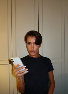 Kendoll - Male escort in London Photo 4 of 11