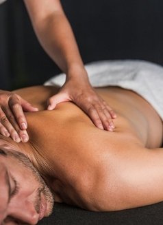 Kenyan Massage Therapist - Masajista in Doha Photo 3 of 5