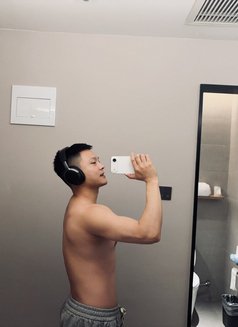 kevin - masseur in Shanghai Photo 2 of 3