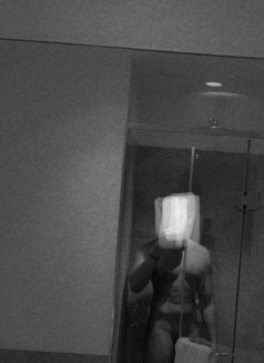 Kevin - Male escort in Colombo Photo 5 of 6