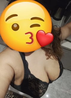 Kiara - escort in New Delhi Photo 3 of 6