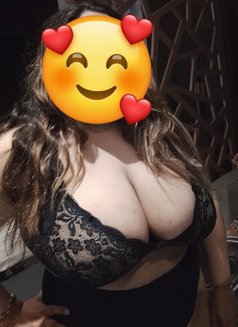 Kiara - escort in New Delhi Photo 4 of 6