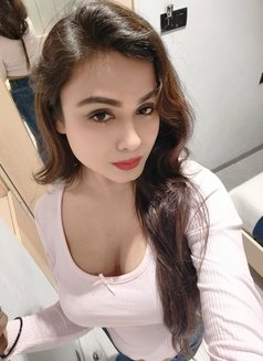 Kiara Srivastava - puta in Mumbai Photo 14 of 26