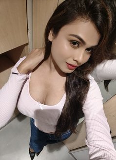 Kiara Srivastava - puta in Mumbai Photo 16 of 26