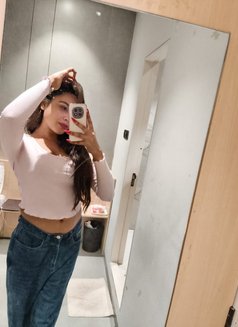 Kiara Srivastava - puta in Mumbai Photo 17 of 26