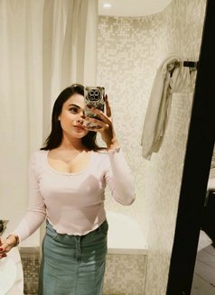 Kiara Srivastava - puta in Mumbai Photo 7 of 9