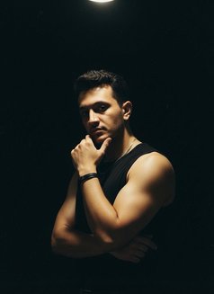 Kienan - Male escort in Dubai Photo 3 of 6