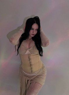 Kiera - puta in Dubai Photo 2 of 8