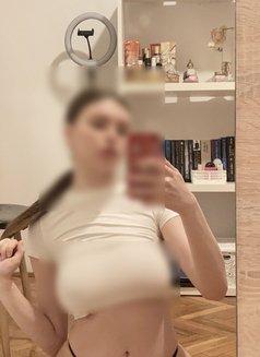 Kim - escort in New Delhi Photo 1 of 3