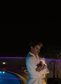 Kim - Acompañantes masculino in Dubai Photo 1 of 7
