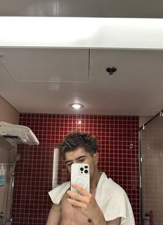 Kim - Acompañantes masculino in Dubai Photo 3 of 7
