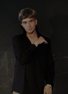 Kim - Acompañantes masculino in Dubai Photo 4 of 7