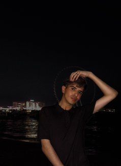 Kim - Acompañantes masculino in Dubai Photo 6 of 7