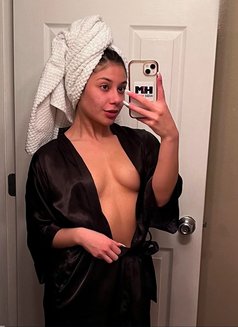 Kim - escort in İstanbul Photo 2 of 3