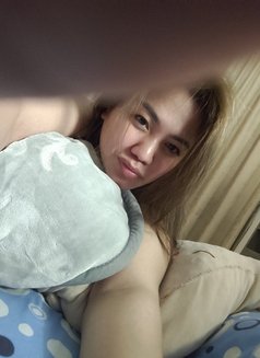 Kim - Masajista in Abu Dhabi Photo 1 of 2