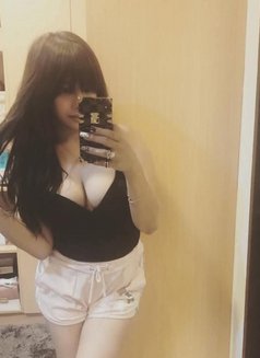 Kim - escort in Dubai Photo 3 of 4