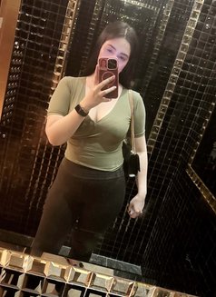 Kim - escort in Manila Photo 3 of 7