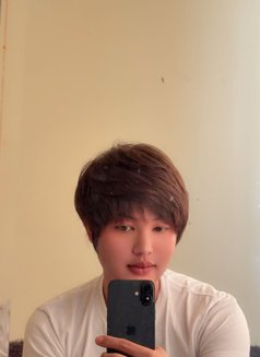 Kim - masseur in Al Manama Photo 2 of 2