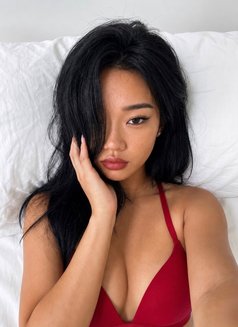 Kim - escort in Tokyo Photo 5 of 7