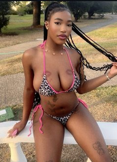 Kim - escort in Accra Photo 1 of 4