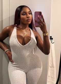 Kim - masseuse in Accra Photo 2 of 2