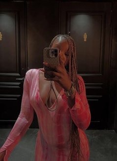 Kim - escort in Gurgaon Photo 1 of 6