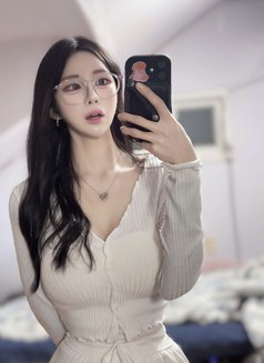 Kim - escort in Taipei Photo 1 of 7