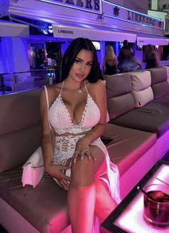Kim - escort in Dubai Photo 3 of 9
