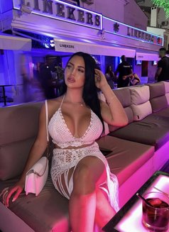 Kim - escort in Dubai Photo 4 of 9