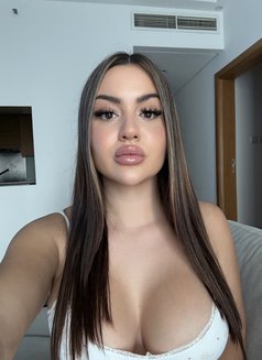Kim - escort in Dubai Photo 5 of 9