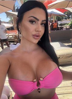 Kim - escort in Dubai Photo 6 of 9