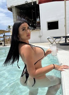 Kim - escort in Dubai Photo 7 of 9