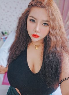 Kimmi - escort in Dubai Photo 2 of 6