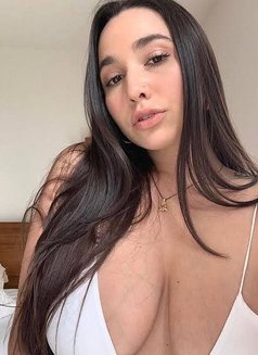 Kira - escort in Paris Photo 2 of 4