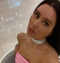 Kira - puta in Al Manama Photo 1 of 11