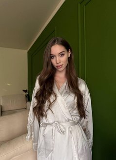 Alina - puta in Dubai Photo 4 of 7