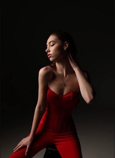 Alina - puta in Dubai Photo 6 of 7