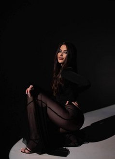 Kira - puta in Dubai Photo 3 of 8