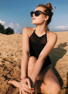 Kira - escort in Manila Photo 2 of 4