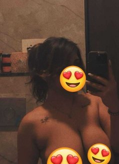 Kirti Khan Cam/anal Queen - puta in New Delhi Photo 5 of 10