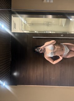 Kitty - escort in Singapore Photo 2 of 3