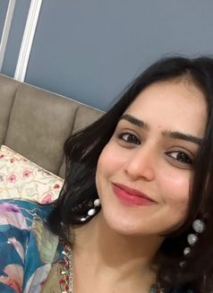Komal - puta in Dubai Photo 3 of 10