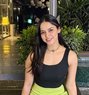Komal - puta in Dubai Photo 1 of 4