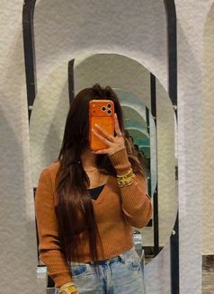 Komal - companion in Dubai Photo 2 of 5